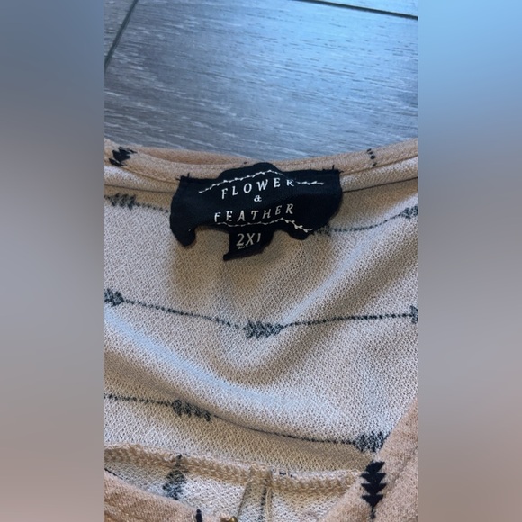 Flower & Feather Women’s Short Sleeved Top Plus Size 2X Arrows Gold Tan Accents - Picture 2 of 5